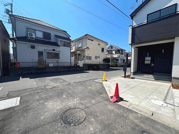 前面道路を含めた現地写真です。