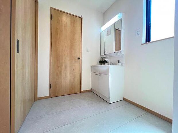 脱衣所は小さなお子様がいるご家庭にも重宝されます。