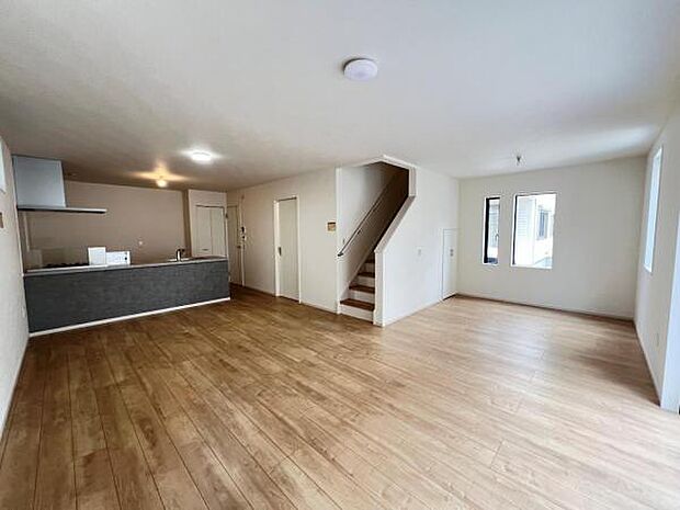 お食事中もキッチンと会話が楽しめるダイニングスペース。