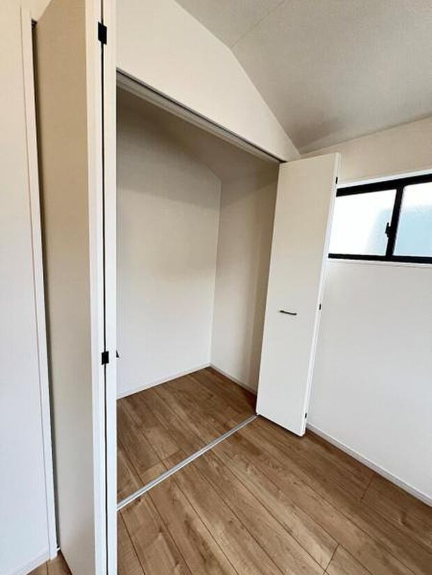 いつでもお部屋をスッキリお使い頂ける収納スペースを設置。