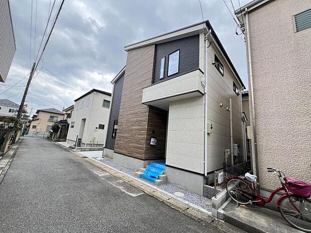 前面道路を含めた現地写真です。ぜひ周辺環境も併せてご覧ください。