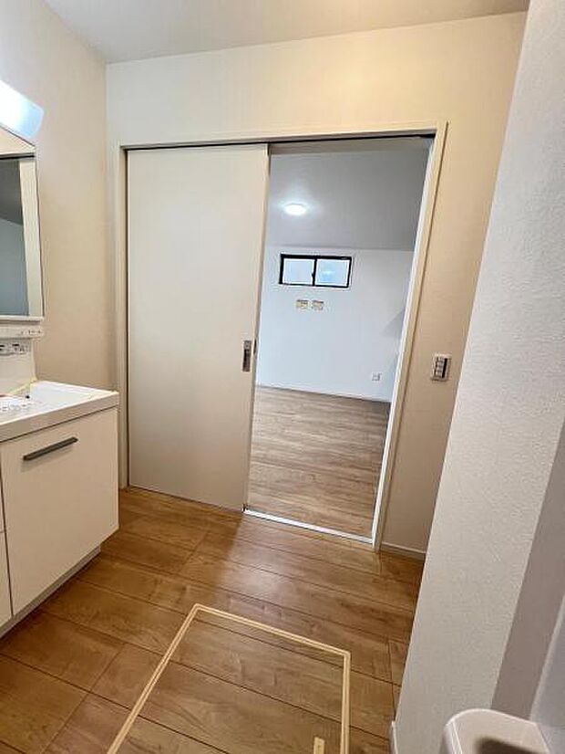 脱衣所は小さなお子様がいるご家庭にも重宝されます。