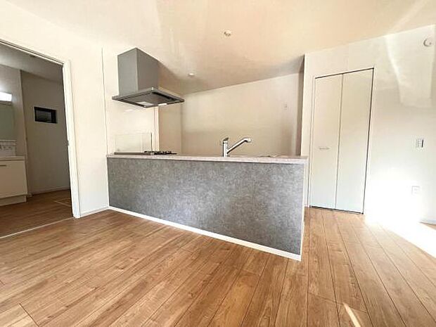 お食事中もキッチンと会話が楽しめるダイニングスペース。