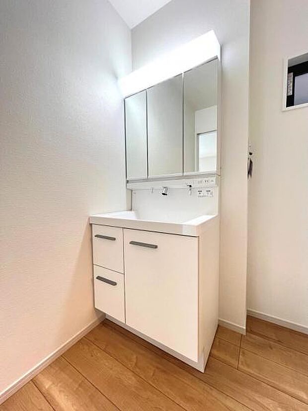 洗面化粧台です。朝の身支度から1日が始まります。