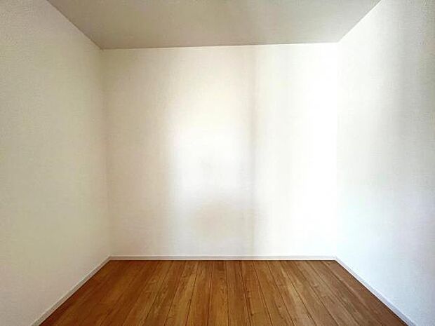 ウォークインクローゼットがあり収納スペースも豊富。季節物もスッキリ片付きそうです。