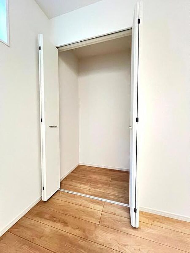 いつでもお部屋をスッキリお使い頂ける収納スペースを設置。