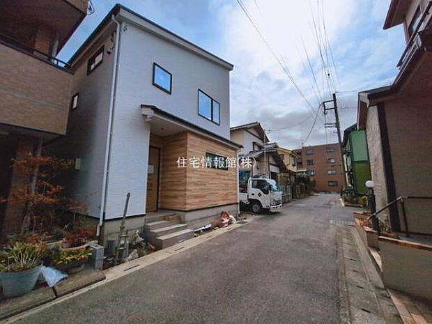 前面道路を含めた現地写真です。