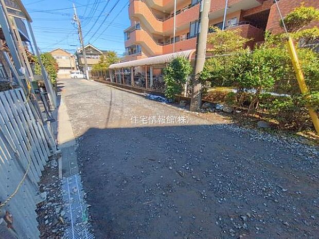 前面道路を含めた現地写真です。