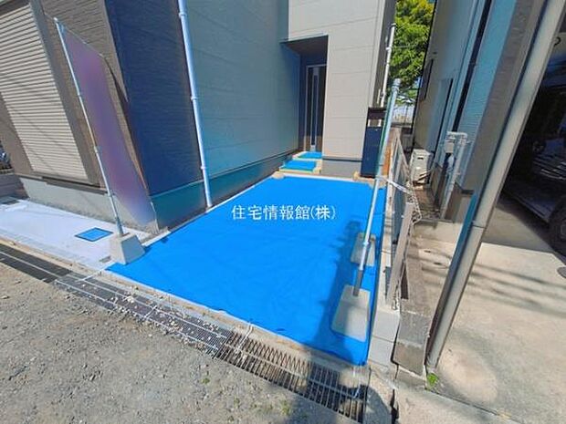 前面道路を含めた現地写真です。