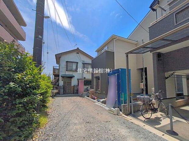 前面道路を含めた現地写真です。