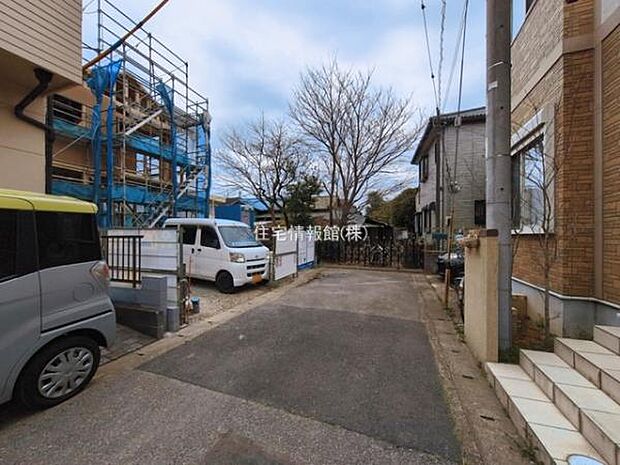 前面道路を含めた現地写真です。