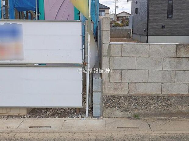 前面道路を含めた現地写真です。