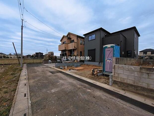 前面道路を含めた現地写真です。