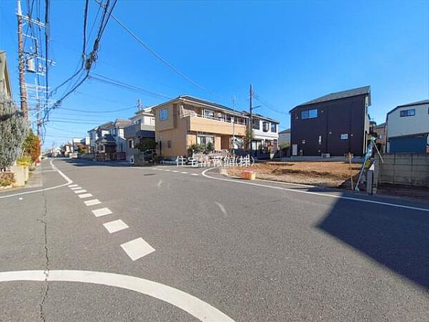 前面道路を含めた現地写真です。