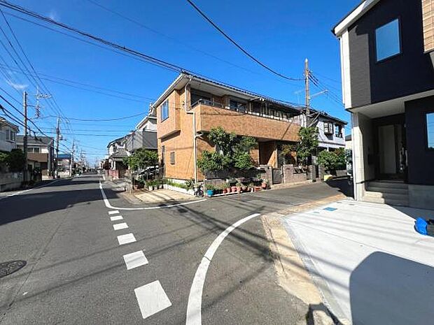 前面道路を含めた現地写真です。