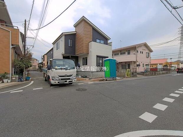 前面道路を含めた現地写真です。