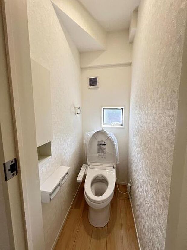 シャワー洗浄機能付のトイレは、清潔感が印象的な空間ですね。
