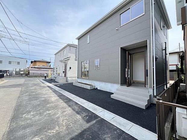 前面道路です。住宅地につき落ち着いた新生活を始められそうです。