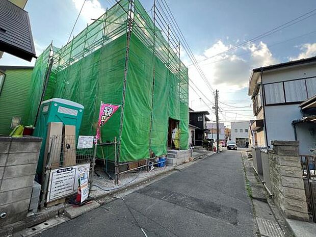 前面道路を含めた現地写真です。