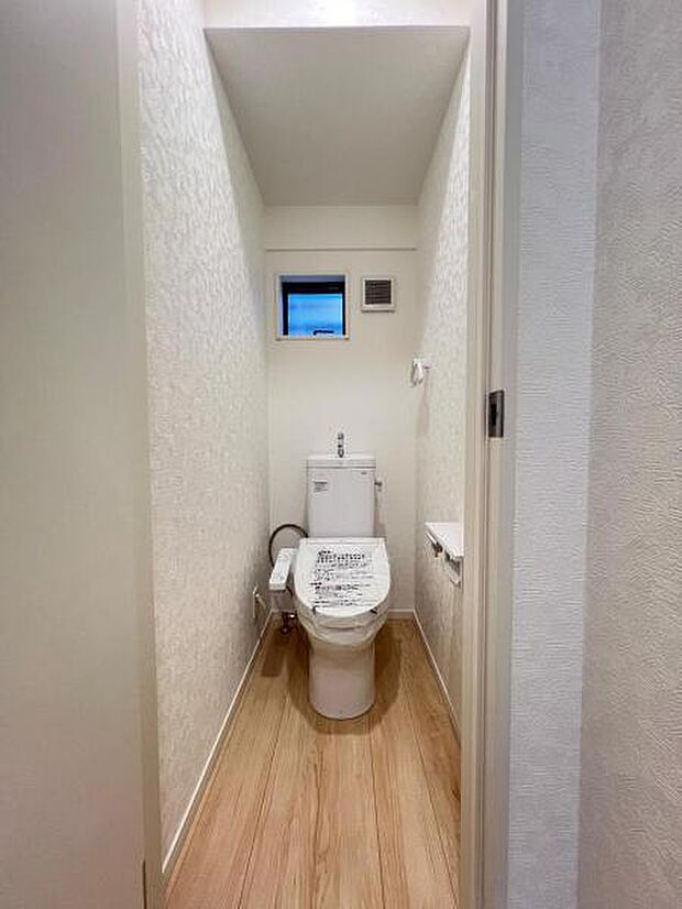 シャワー洗浄機能付のトイレは、清潔感が印象的な空間ですね。