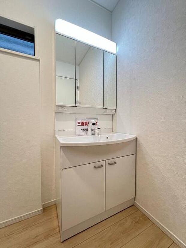 シャワー付き洗面化粧台です。手軽にシャンプーができ、お掃除もしやすいですね。