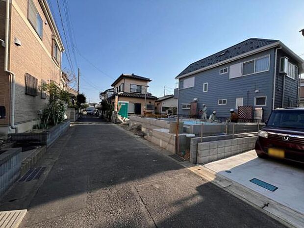 前面道路を含めた現地写真です。