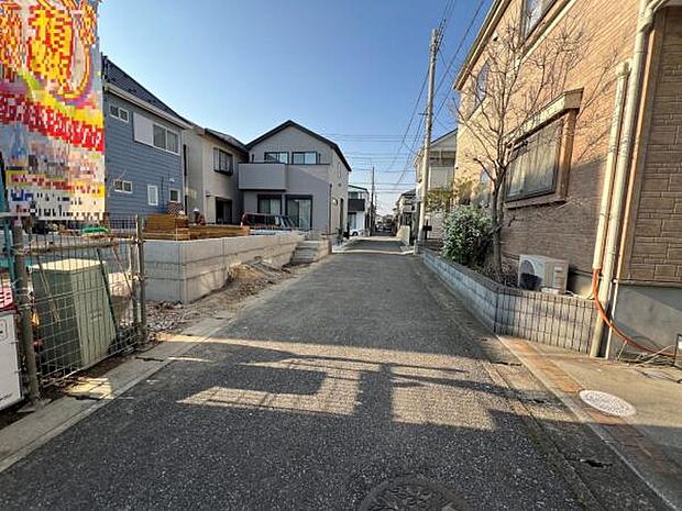 前面道路は幅員約4mございます。
