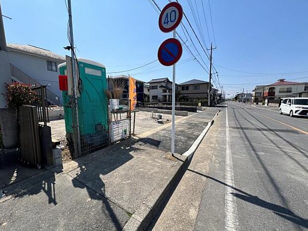 前面道路を含めた現地写真です。