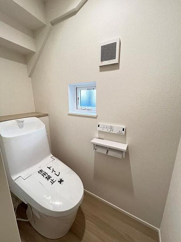 シャワー洗浄機能付のトイレは、清潔感が印象的な空間ですね。