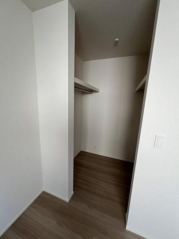 ウォークインクローゼットがあり収納スペースも豊富。季節物もスッキリ片付きそうです。