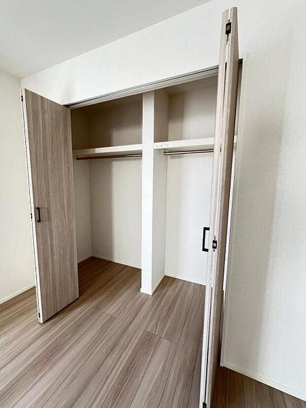 いつでもお部屋をスッキリお使い頂ける収納スペースを設置。