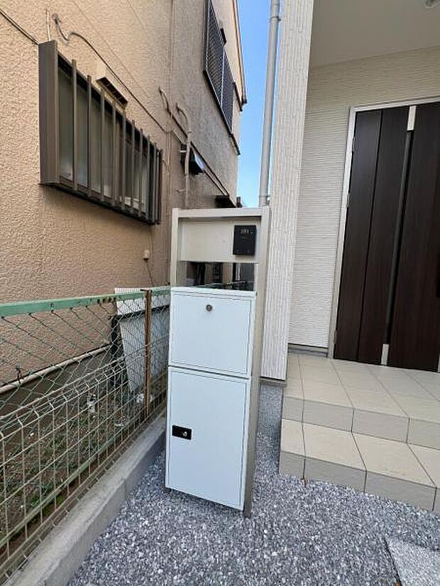 TVドアホンとポストが付いた門柱です。