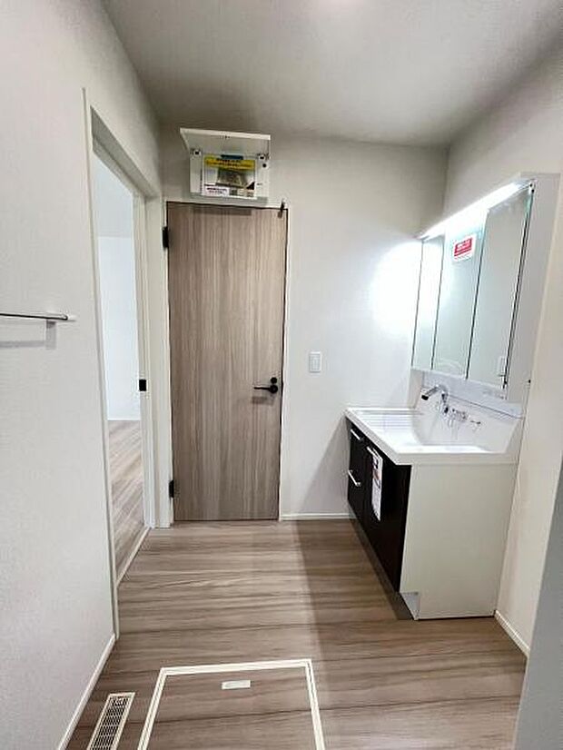 快適で清潔感がある脱衣スペースです。