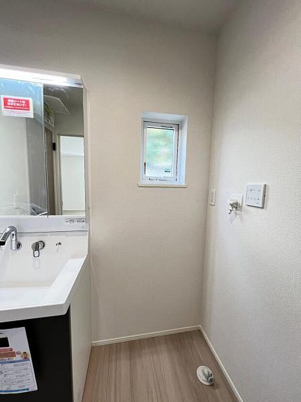 独立洗面台の横にはランドリースペースがございます。