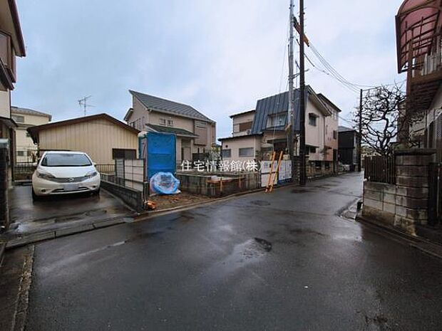 前面道路を含めた現地写真です。