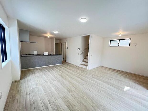 お食事中もキッチンと会話が楽しめるダイニングスペース。