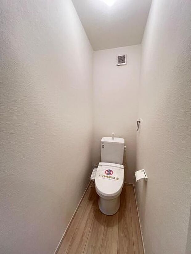 シャワー洗浄機能付のトイレは、清潔感が印象的な空間ですね。