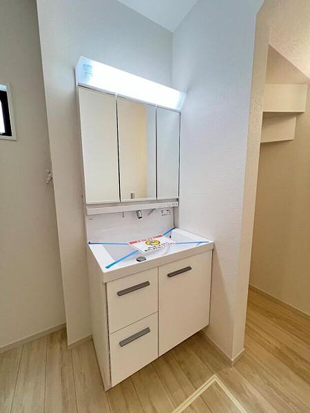 洗面化粧台です。朝の身支度から1日が始まります。