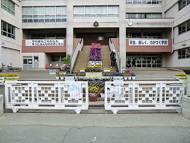 越谷市立鷺後小学校まで約160m（徒歩2分）