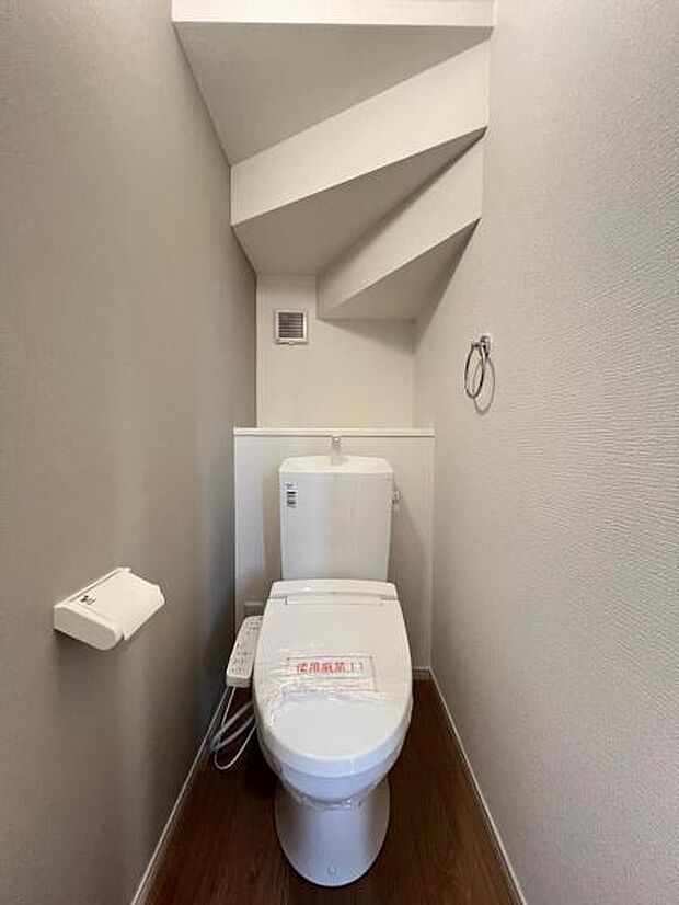 ほっと安らげるトイレ空間です。シャワー洗浄機能付のトイレは、清潔感が印象的な空間ですね。