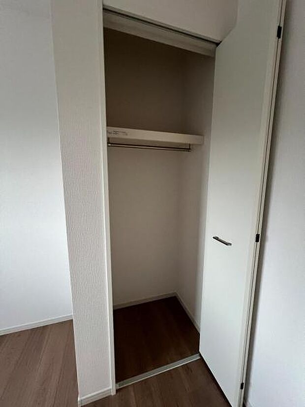 中の物を確認しやすく、取り出しやすい収納スペース。お部屋を広々とお使いいただけます。