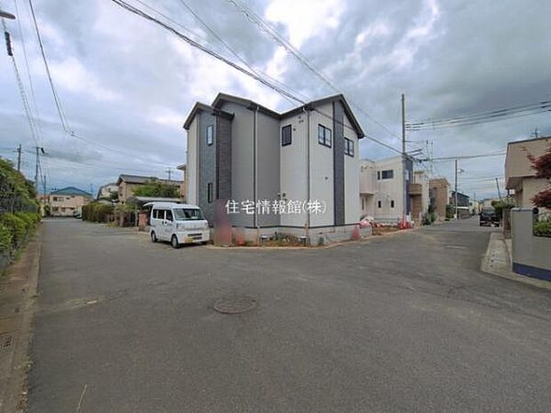 前面道路を含めた現地写真です。