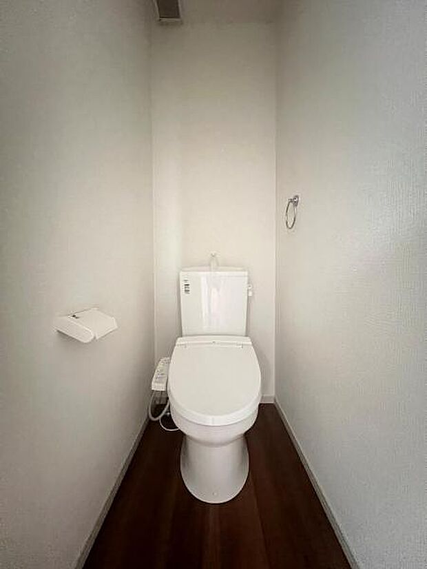 ほっと安らげるトイレ空間です。シャワー洗浄機能付のトイレは、清潔感が印象的な空間ですね。