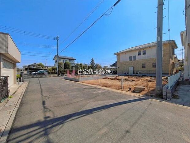 前面道路を含めた現地写真です。