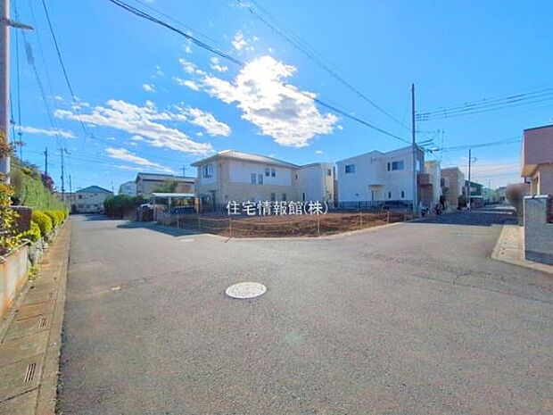 前面道路を含めた現地写真です。