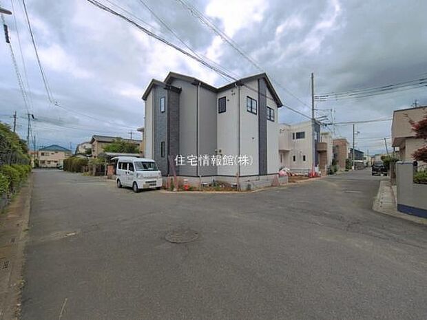前面道路を含めた現地写真です。