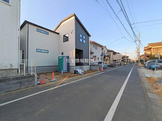 前面道路を含めた現地写真です。