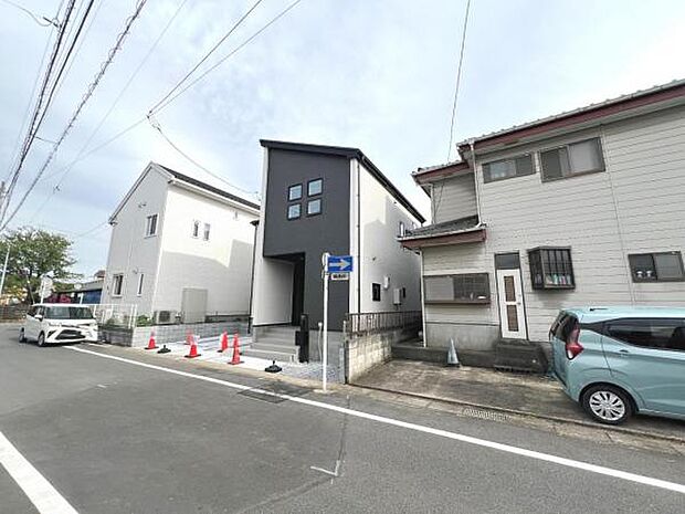 前面道路を含めた現地写真です。ぜひ周辺環境も併せてご覧ください。