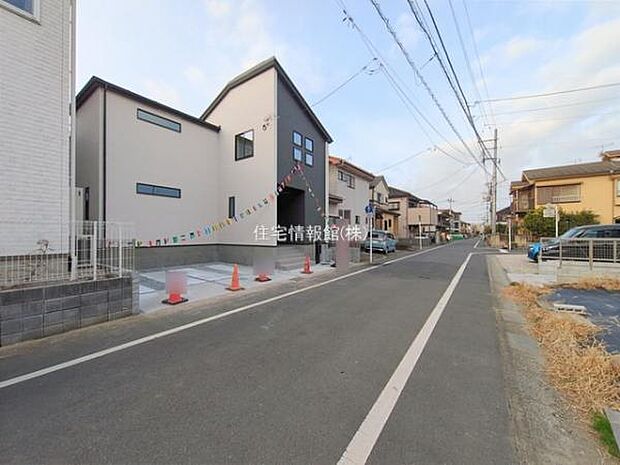 前面道路を含めた現地写真です。