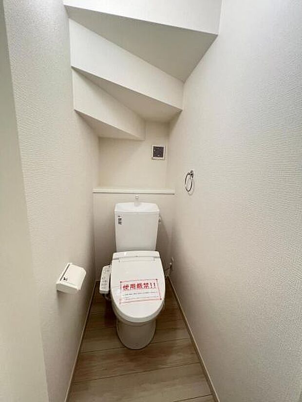 シャワー洗浄機能付のトイレは、清潔感が印象的な空間ですね。